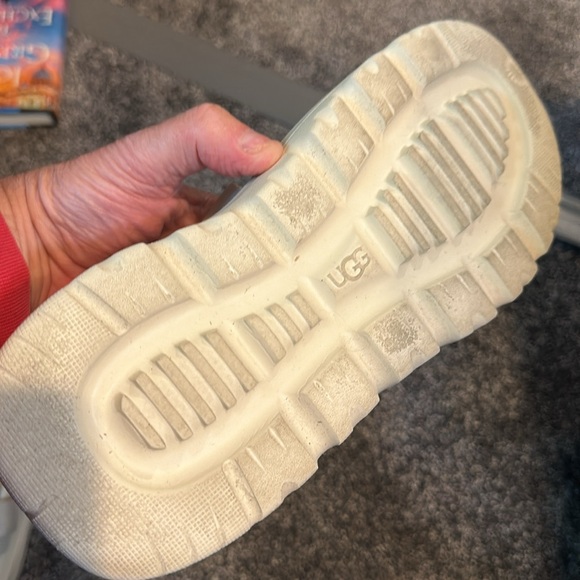 UGG sandals - practically new. Worn only one day - Picture 5 of 5